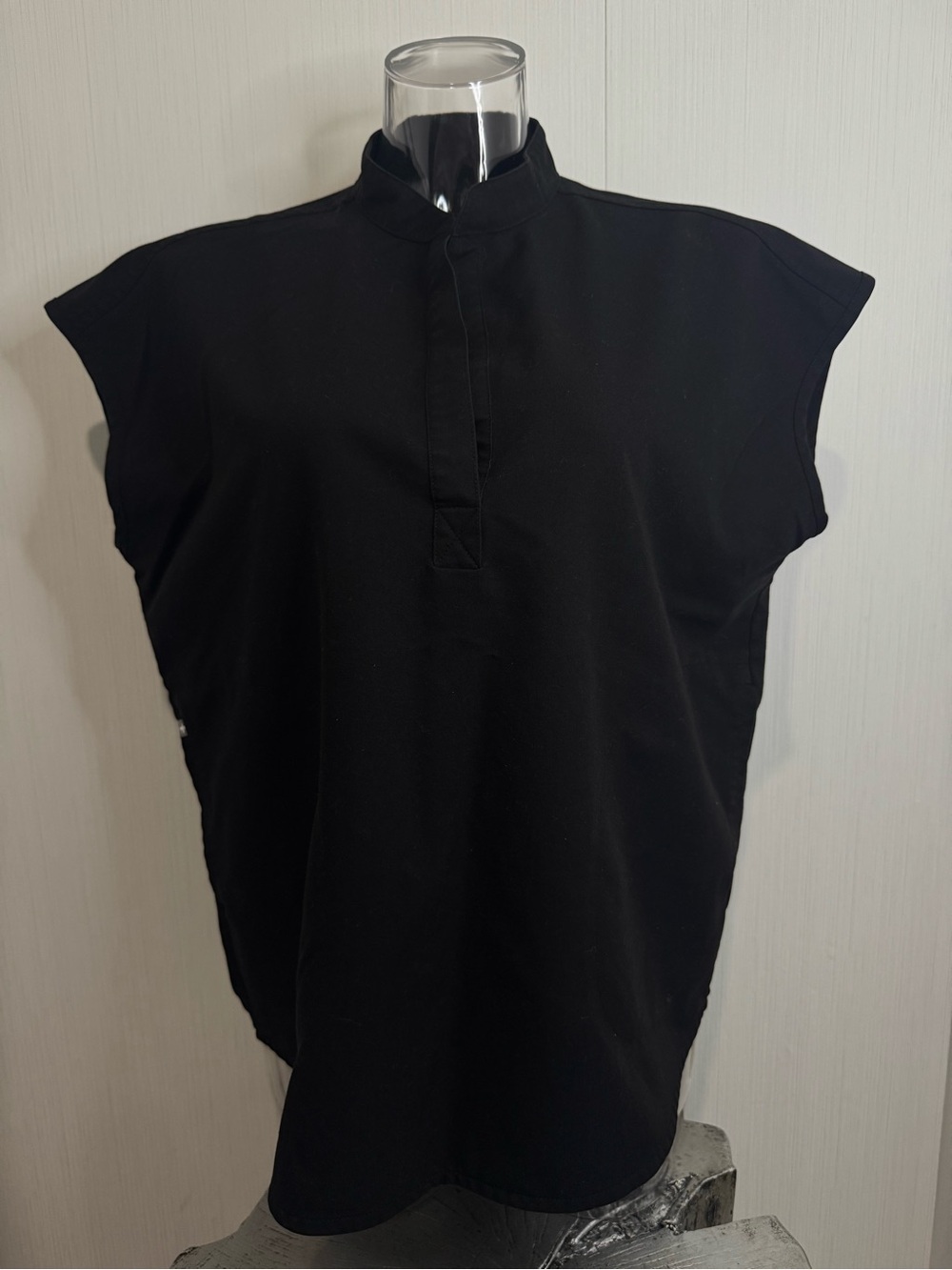 FIGS Rafaela Scrub Top. Black. Medium. No flaws noted!